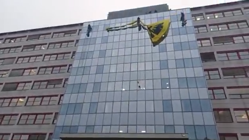 Policejní zásah v pražských Vršovicích: Odpůrci nové vlády vylezli na budovu ministerstva