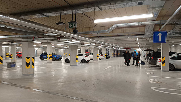 Aréna otevřela podzemní parkoviště. Volné je jen, když se nekoná žádná akce