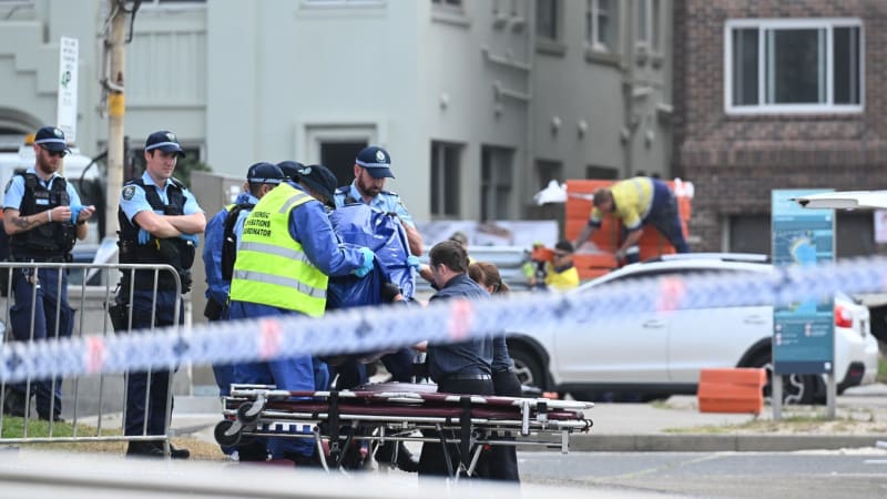 Nové záběry z teroru v Sydney: Důchodce srazil střelce k zemi. Za svoji odvahu zaplatil životem