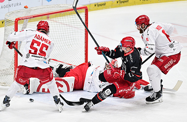 ONLINE: Třinec srovnal s Hradcem, Plzeň vede ve Vítkovicích. Dynamo hostí Hanáky