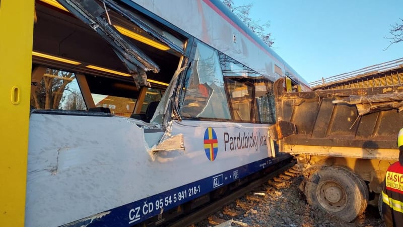 Vlak se na Orlickoústecku srazil s náklaďákem. Pro řidiče letěl vrtulník