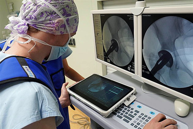 Revoluční novinka v českém zdravotnictví, s výměnou kyčelních kloubů pomáhá robot