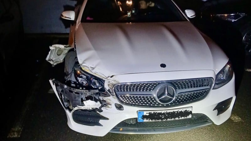 Vlak narazil u Benešova do automobilu: Řidiče uvěznily na přejezdu závory, provoz na trati stál