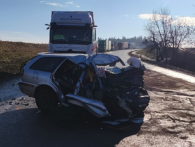 Čelní střet kamionu a osobáku u Svitav nepřežil jeden z řidičů, tvoří se kolony