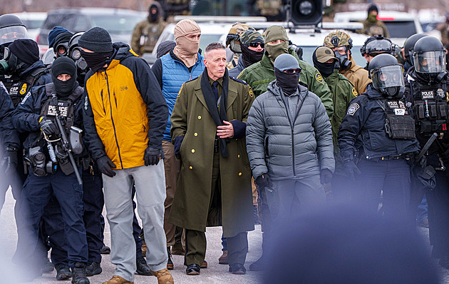 Hrdina, nebo gestapák? „Uklizený“ šéf pohraničníků dráždí nejen kabátem