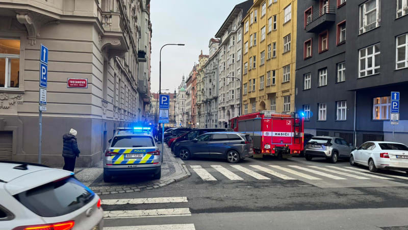 Z okna domu v centru Prahy vypadl muž, byl na místě mrtev. Příčinu vyšetřuje policie
