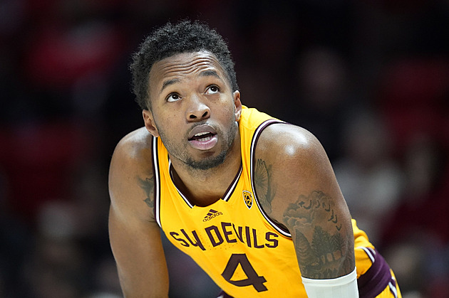 Sluneta našla posilu pod koš, z Komárna přichází Lawrence. Autrey mizí z Česka