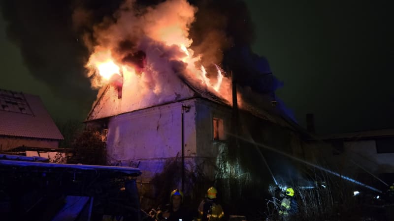 Při požáru domu zahynul v Praze člověk. Na místě kvůli nalezené munici zasahovali pyrotechnici