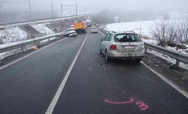 Tragická nehoda na Žďársku. Řidič v nemocnici zemřel, policie hledá svědky