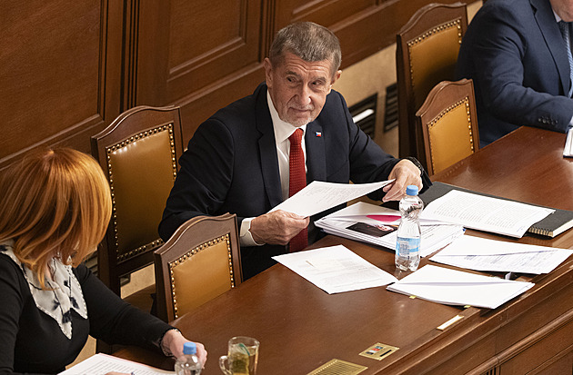 Poslanci jednají o nedůvěře vládě. Má dorazit i Macinka, je omluven do oběda