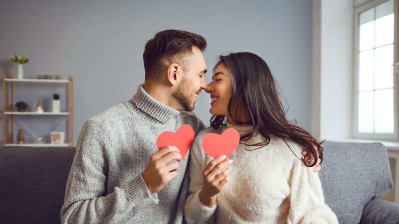 Drahé večeře a velká gesta? U Čechů na Valentýna boduje spíše romantika na gauči