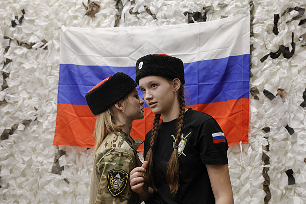 Ženy šijí uniformy, letáky vábí do armády. Jak válka ovlivňuje ruskou provincii