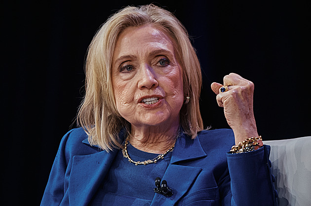 Ať o Epsteinovi pod přísahou vypovídá Trump! peskovala Clintonová kongresmany