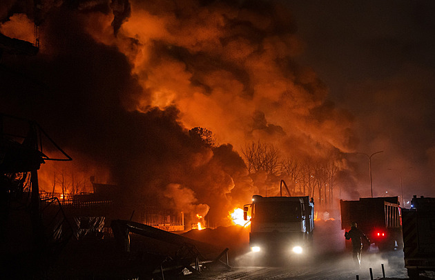 Od naděje k velkému problému. Ceny ropy trápí svět, Trump situaci bagatelizuje