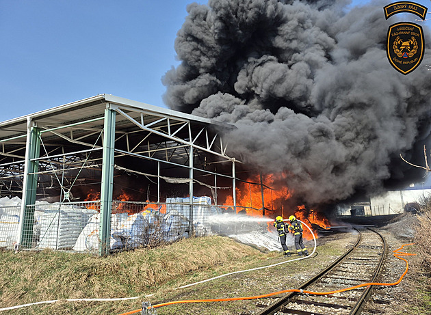 Černý kouř nad Otrokovicemi. V průmyslovém areálu hoří sklad plastů