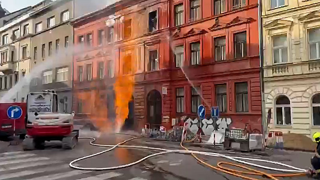 Na Letné hořelo plynové potrubí, zničené jsou fasády i byty. Viníkem zřejmě stavbaři