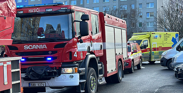 V Ostravě hoří střecha panelového domu, záchranáři uzavřeli okolí
