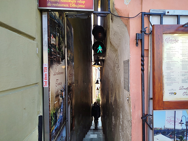 Z nejužší pražské uličky je past. Procházet se smí jen jedním směrem, přibyla i cedule
