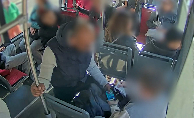 Recidivista vytrhl školákovi v tramvaji mobil, daleko s ním neutekl. Zasáhli svědci
