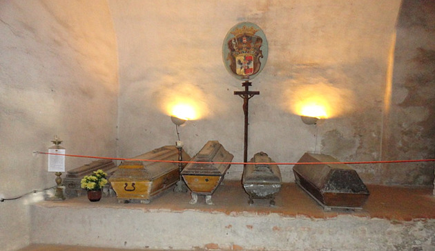 Komu patří sedmá rakev z katakomb? Historik rozkrývá záhadu hrobky v Podještědí