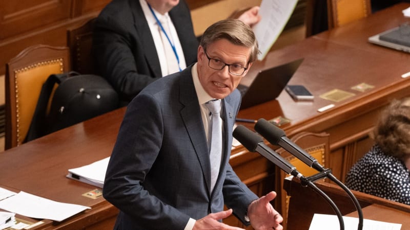 ON-LINE: Ostrá debata ve Sněmovně. Chcete zabít veřejnoprávní média, cupuje vládu Kupka