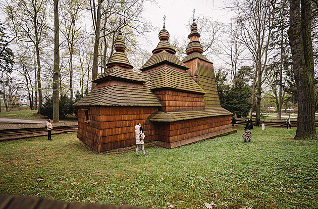 Atmosféra i příběh. Zážitkovou prohlídkou roubeného kostela provází herec Plesl