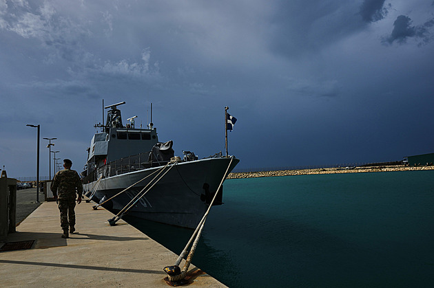 Klíčový bod pro evakuační operace. Kypr zmodernizuje základny, peníze dají i USA