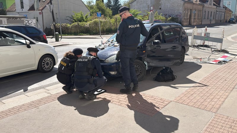 Ujížděl strážníkům, ti mu hrozili střelbou. Záběry ukazují drogy, které měl muž v autě