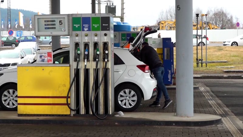 Stropy cen naftu nezlevnily, míní ekonom. Prozradil, co se stane, až opatření skončí