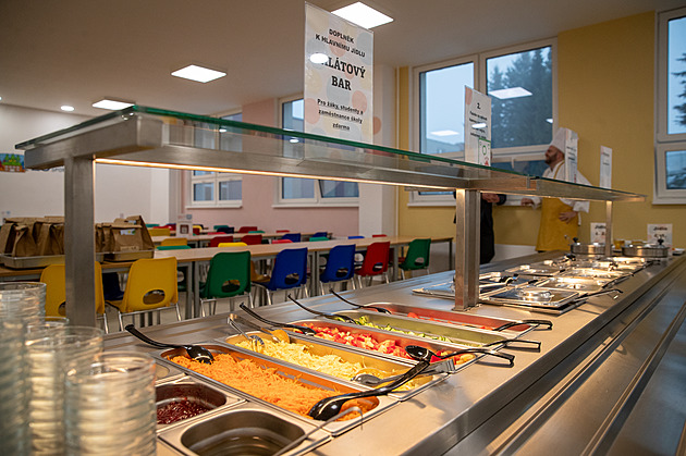 Kosti počítat dál jako maso a kečup jako zeleninu. Školní jídelny mají mít rok navíc