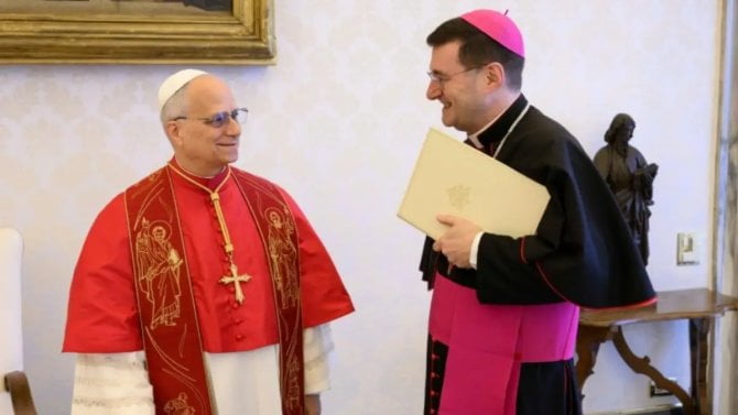 Papež se ostře pustil do AI. Algoritmy podle něj nesmí řídit válku ani pravdu