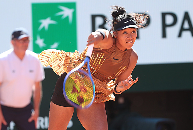 Je tohle ještě tenis? Ósakaová přišla na kurt v obří róbě. Fanoušky naštvala