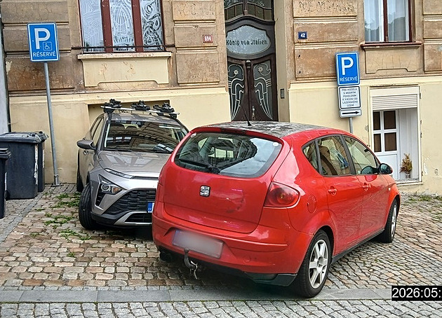Zaparkované auto se rozjelo a nabouralo jiné, zalarmoval strážníky kolemjdoucí