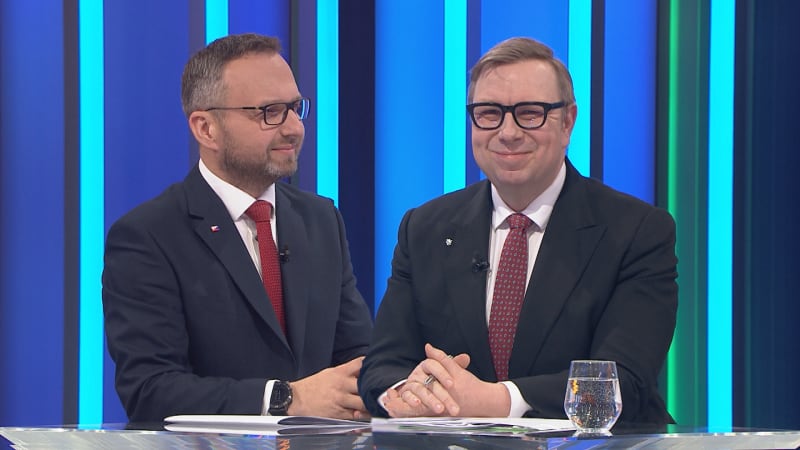 Záležitosti menšin jste zúžili na tanec a zpěv, vyčítá vládě Jurečka. Juchelka mluví o úspoře
