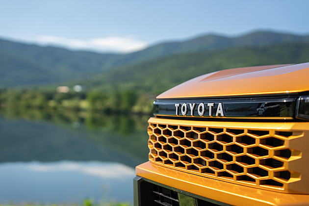 Nezničitelná ikona má chytré stupátko: Toyota Hilux přidává k dieselu elektro