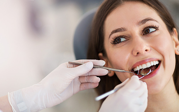 Domácí bělení zubů vs. ordinace: Co funguje na skvrny od kávy, vína i kouření?