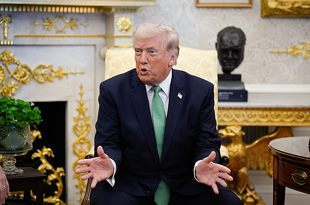 Trump v Bílém domě lepil na krb zlaté ozdoby vteřinovým lepidlem, uvádí kniha