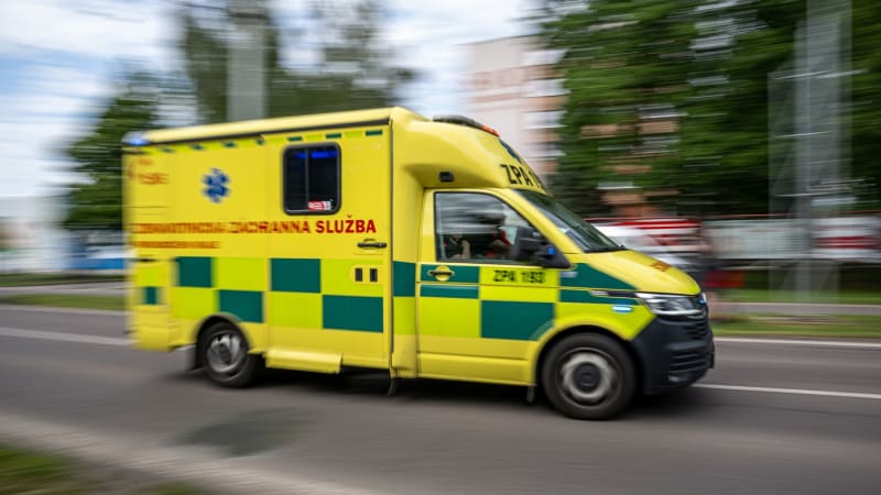 Smrtelná nehoda na Plzeňsku: Žena vypadla za jízdy z auta, osudným se jí stal bezpečnostní pás