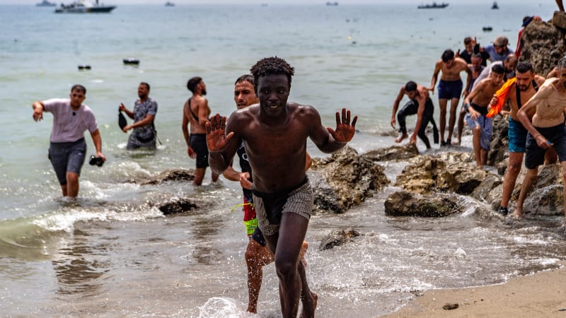 Masivní příval migrantů: Hranice se zhroutila. V Ceutě vládne chaos, přiznávají Španělé