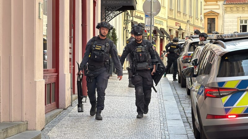 Poplach v centru Prahy: V hotelu se zabarikádoval host, na místě byli policisté se samopaly