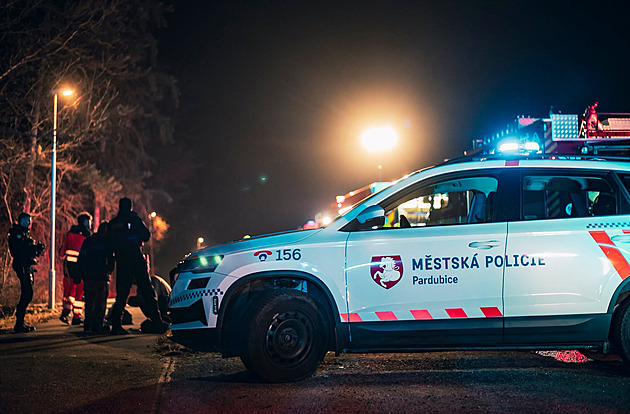 Výhrůžka kulkou děsila v noci lidi, dalšího agresora zpacifikoval kolemjdoucí
