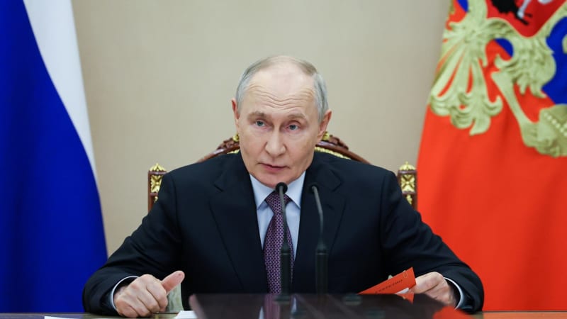 Putin nařídil zastavit útoky na Kyjev. Američané mají jednat v Moskvě o ukončení války