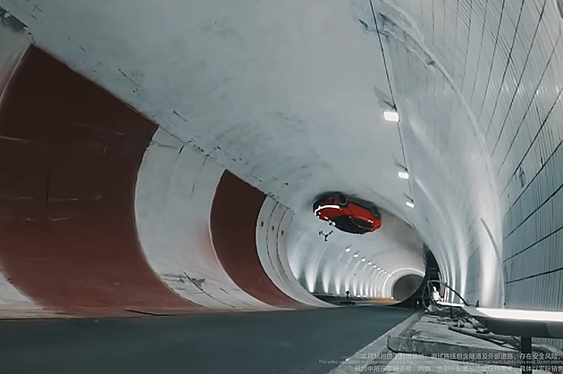Autozápisník: Číňan jel po stropě tunelu a čtrnáctiletý Čech 193 km/h po okresce