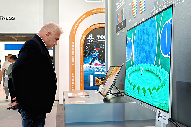 OLED displeje z tiskárny zlevní monitory i televize. Viděli jsme první kusy