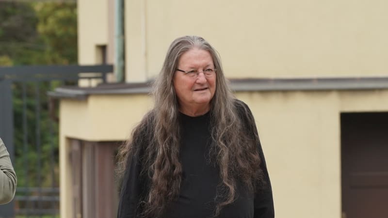 Rozloučení s Tesaříkem: Dorazili Hejma i Rottrová. Hlas popsal poslední setkání