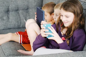 Zákaz sociálních sítí do 13 let, vlastní účet až od patnácti, navrhuje Komise