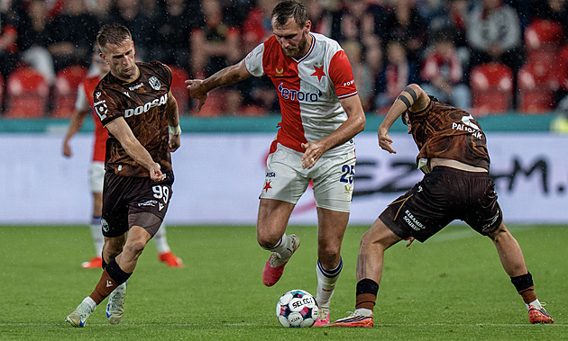 Z nudného šlágru se vyklubala divočina. Slavia si mákla, ale na čele ligy už uniká