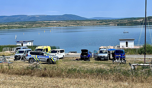 Tělo nalezené v jezeře Most patřilo pohřešovanému mladíkovi, potvrdila policie
