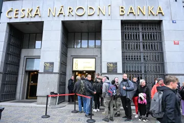 ČNB vydala pětitisícikorunu se speciálním přítiskem, vytvořily se na ni fronty