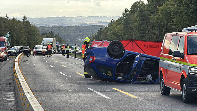 Na D4 narazilo auto do svodidla a skončilo na střeše. Jeden mrtvý, dva zranění